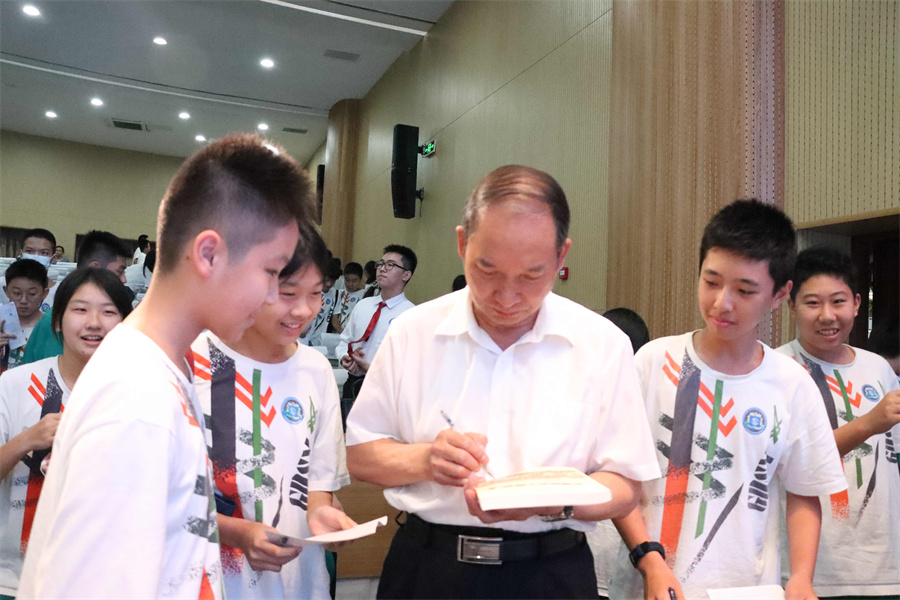 （讲座结束后同学们簇拥在申行运大校身边，申大校热情地为同学们签名）.jpg