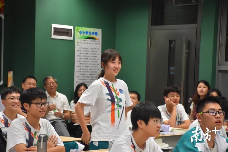 省实天河举行爱国主义教育主题班会。