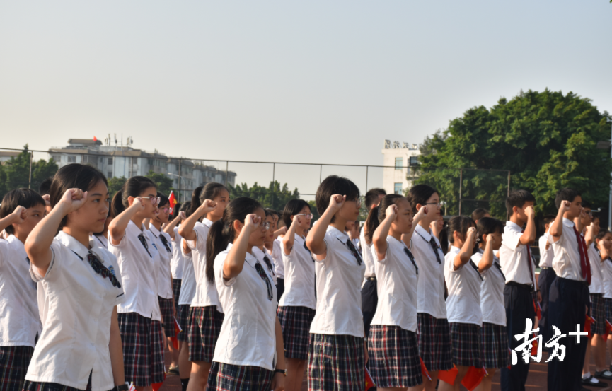 广东实验中学附属天河学校举行“我和我的祖国”主题晨会。