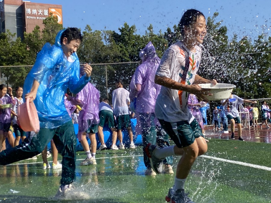 师生互相泼水祝福 (1)_副本.jpg